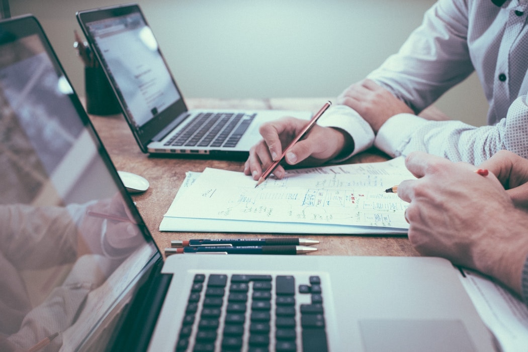 Equipo de GRR Consultores trabajando en el análisis de una operación de comercio exterior