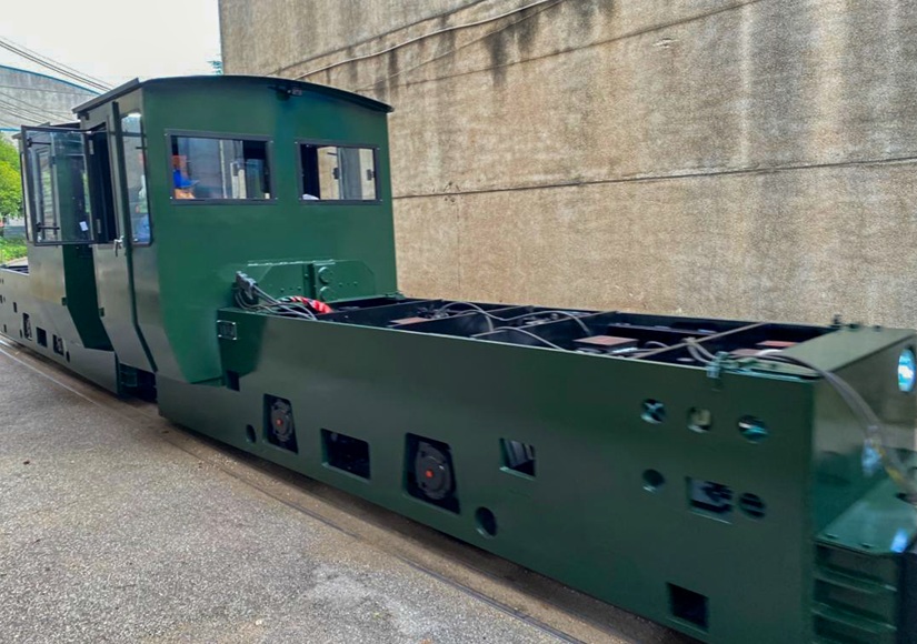 Locomotora eléctrica terminada antes de su despacho de importación