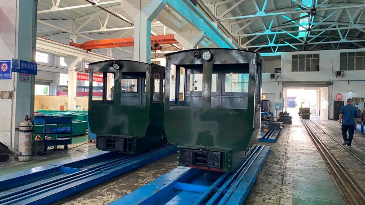 Locomotoras eléctricas en fabricación en la planta de Hunan Shaoli Group Electric Co., Ltd. en China